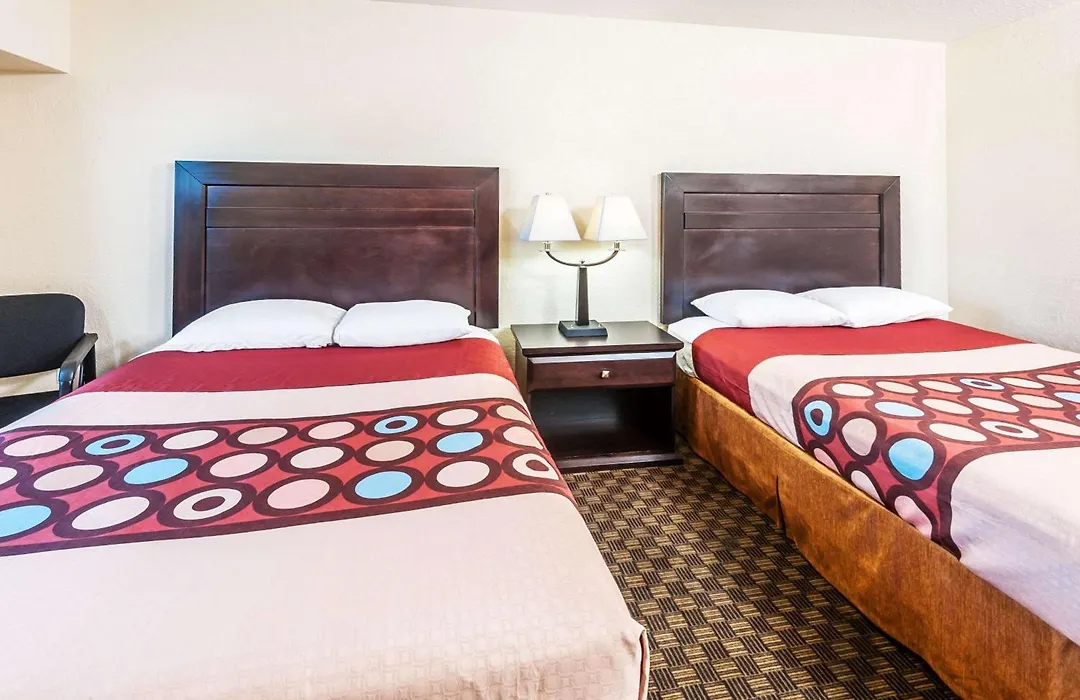 Super 8 By Wyndham Calgary/Airport-1